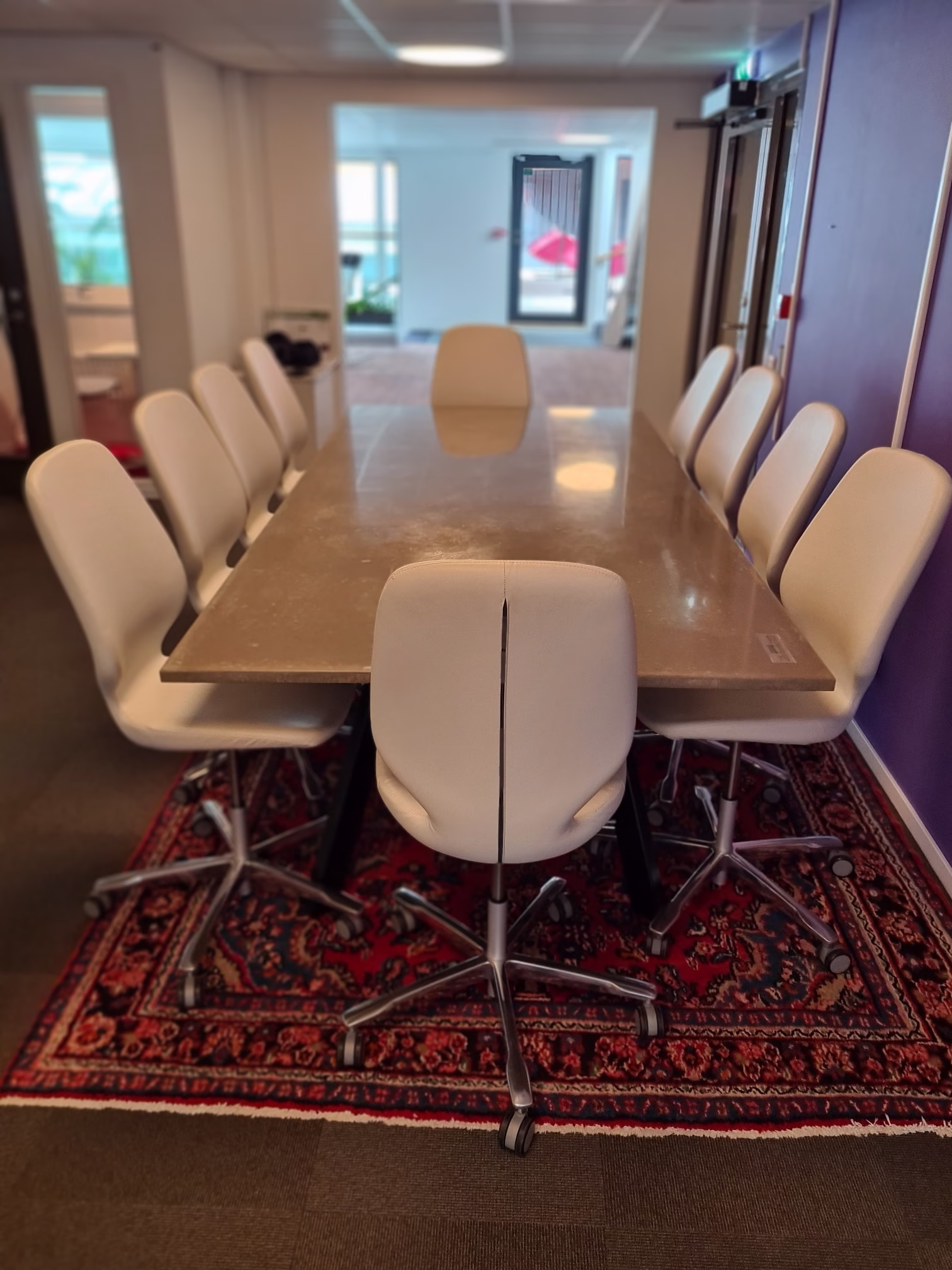 Konferensbord med eller utan insatslogotyp