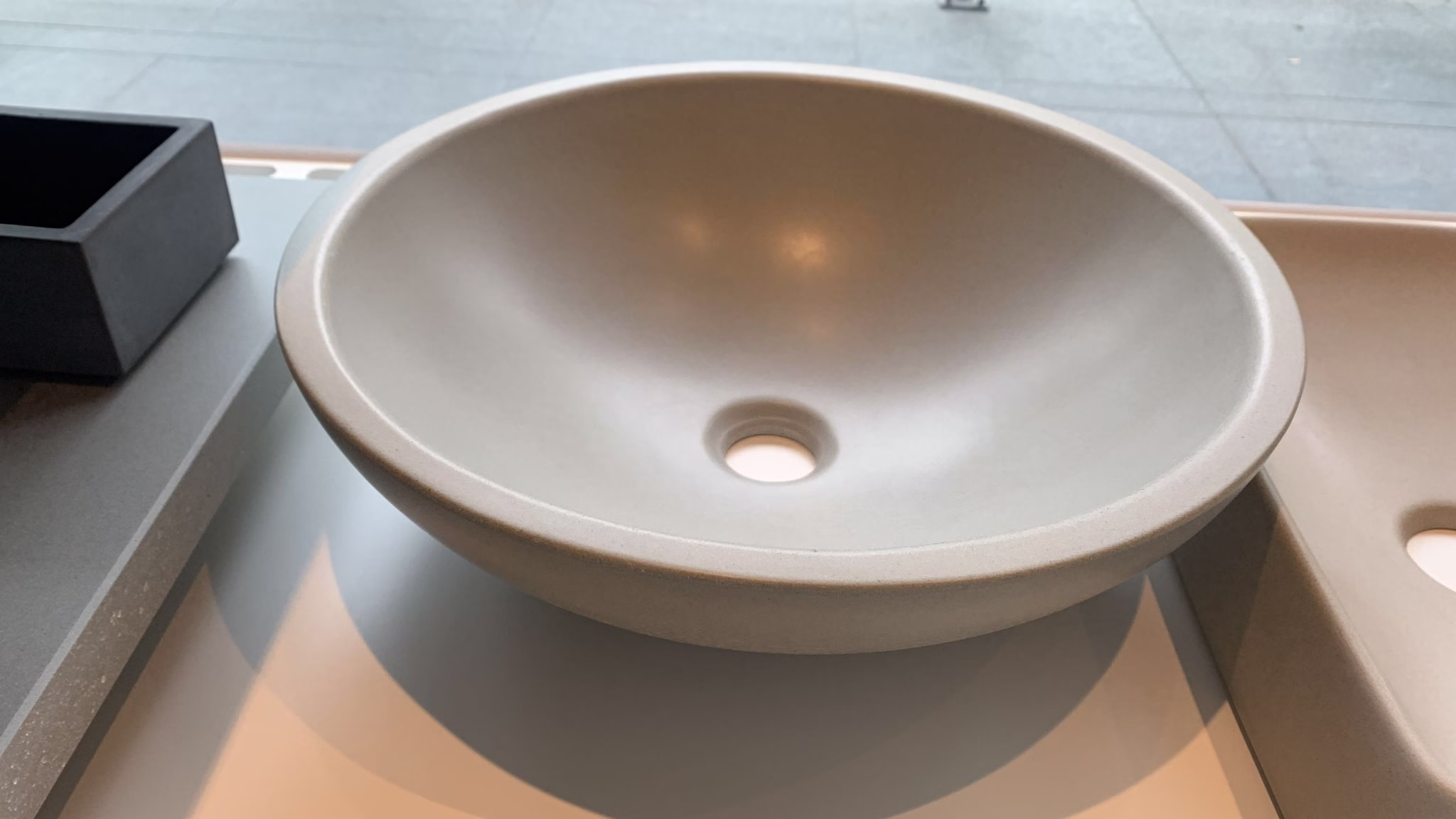 Stilrent runt betonghandfat