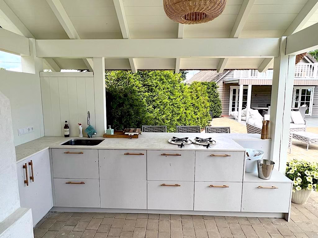 Romantiskt utekök i betong med diskho och gasolbrännare