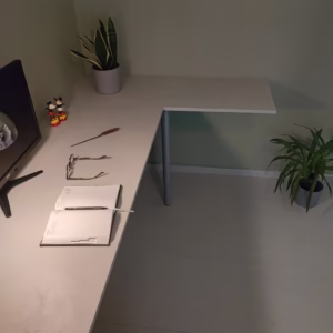Eleganta Skrivbord i Microcement för Moderna Arbetsplatser